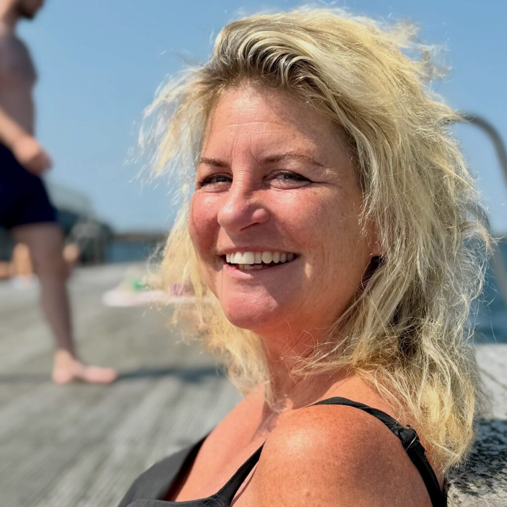 Ulrika Ernström ler utomhus i solljus.